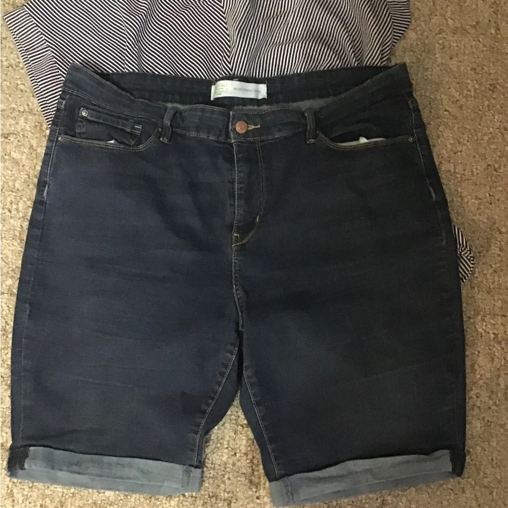 Woman’s Levi Strauss signature mid rise Bermuda stretch  size 18 Jean shorts CC